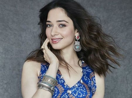 ఆ విషయం తెలిసినా ధైర్యంగా ఉండాల్సిందే.. సినిమాల్లో నటించడమంటే: తమన్నా