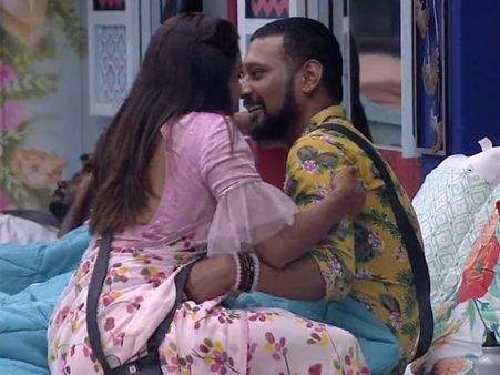 ‘బిగ్ బాస్’ హౌస్‌లో వరుణ్ - వితిక రొమాన్స్.. కెమెరాకు కనిపిస్తున్నామంటూ...