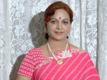 విజయనిర్మల 'పనిరాక్షసి'.. ఆమె సినిమా అంటేనే అందరూ: పరుచూరి గోపాలకృష్ణ