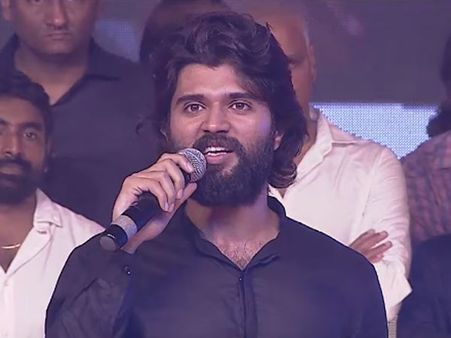 విజయ్ దేవరకొండ ఫంక్షన్‌లో యువకుడి హల్‌చల్.. ఎటాక్ చేయడానికి వచ్చావా అంటూ..