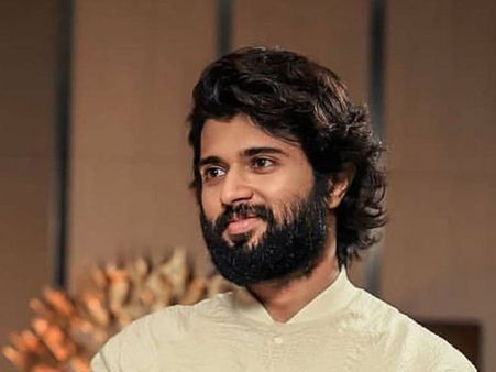 విజయ్ దేవరకొండ ముందే అమ్మాయిలతో అసభ్య ప్రవర్తన.. చేసేందేం లేక..