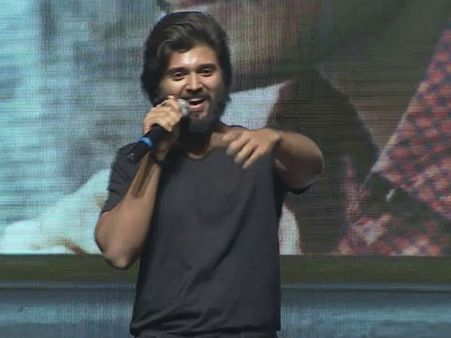 తాను ఏడ్చి.. అందరినీ ఏడిపించిన విజయ్ దేవరకొండ.. నెటిజన్స్ ట్రోలింగ్