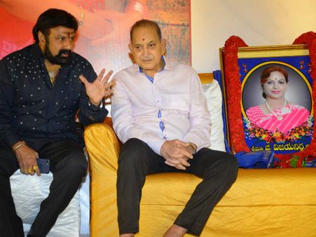 కన్నీటిపర్యంతమైన కృష్ణకు బాలయ్య పరామర్శ... విజయ నిర్మల దశదిన కర్మలో!