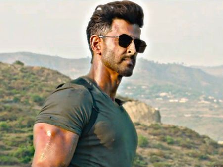 చిరంజీవి సైరాపై హృతిక్ రోషన్ వార్... ఏం జరుగబోతోందో?