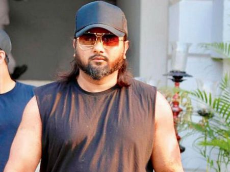 మహిళలను కించపరిచేలా బూతులు... ప్రముఖ సింగర్‌పై కేసు!