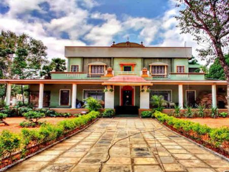 సినీ వర్గాల చూపంతా ఆ ఇంటి పైనే.. ఇంతకీ ఆ ఇంట్లో ఏముంది? మెగా మేనల్లుడికి లింకేంటి?