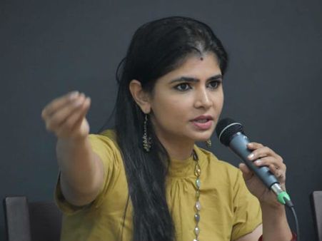 చిన్మయి ఇటు చూడు.. ఇతడిని కూడా తగులుకుంటావా.?: సింగర్‌కు ఊహించని ప్రశ్న