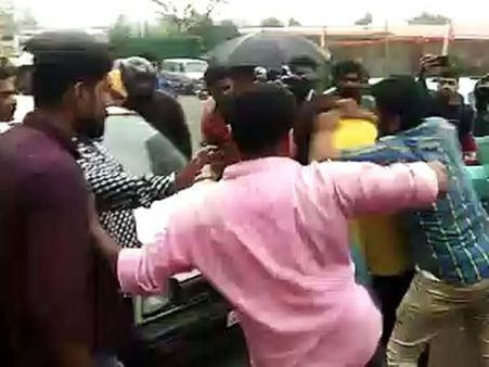 రచ్చ రచ్చ చేసిన ప్రముఖ నటుడిని నడిరోడ్డుపై చితక్కొట్టిన స్థానికులు