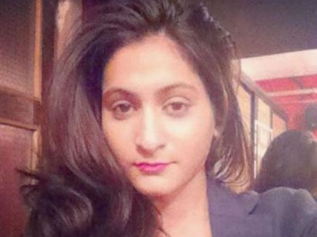 అవకాశాలు రావడం లేదని నటి ఆత్మహత్య.. ఇండస్ట్రీలో విషాదం