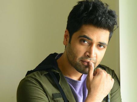 అప్పు కట్టాలని పోలీస్ స్టేషన్లో వేశారు: కష్టాలు వెల్లడిస్తూ అడవి శేష్ ఎమోషనల్ స్పీచ్