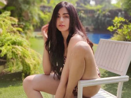 మరీ ఇంత ఆదా చేస్తే ఎలాగమ్మా! పొదుపైన బట్టలతో క్లీవేజ్ కిక్కిచ్చావుగా..