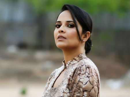 అలాంటి పోస్టర్లు చూస్తానని నేనెప్పుడూ అనుకోలేదు: అనసూయ ఆసక్తికర కామెంట్స్