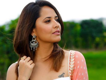 అనసూయ చేతిపై ఉన్న పేరుకు అర్థం ఇదే.. నిజంగా నమ్మలేరు.!