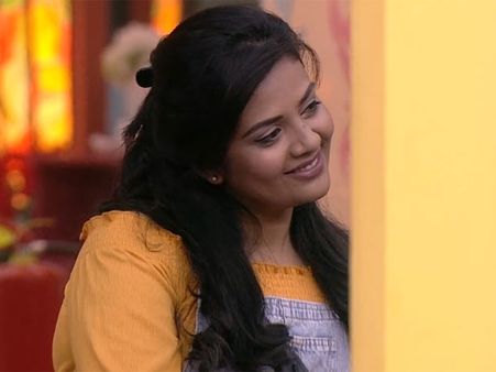 అలీకి సైట్ కొట్టిన శ్రీముఖి.. అతను కూడా సై.. ట్రైన్‌లో ఓ రేంజ్ రొమాన్స్