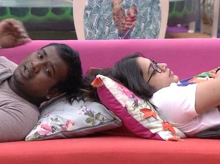 పడుకొని రొమాంటిక్ ముచ్చట్లలో రాహుల్, పునర్నవి.. వరుణ్ హగ్.. బిగ్ బాస్ సీరియస్