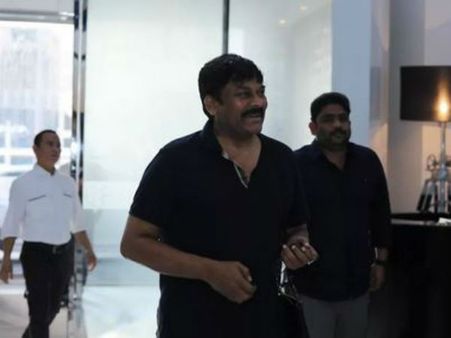 ఖతర్ చేరిన చిరంజీవి.. ఆయన వెంట విజయ్ దేవరకొండ కూడా