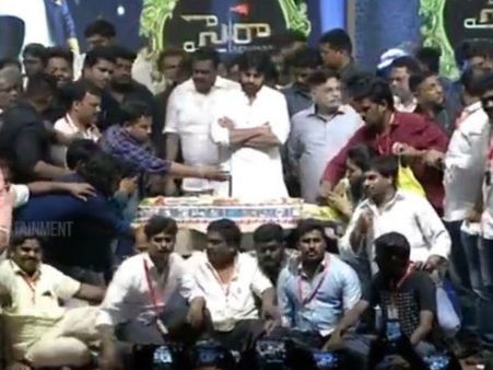 ఘ‌నంగా మెగాస్టార్ చిరంజీవి బ‌ర్త్ డే వేడుక‌లు.. రక్తదాతలకు ఆత్మీయ సన్మానం