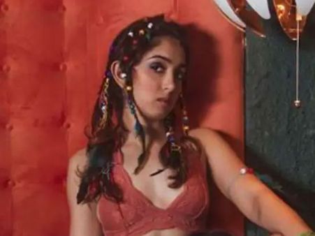 రెచ్చిపోయిన స్టార్ హీరో కూతురు.. మరో అమ్మాయితో కలిసి అలా.. టూ హాట్ గురూ.!