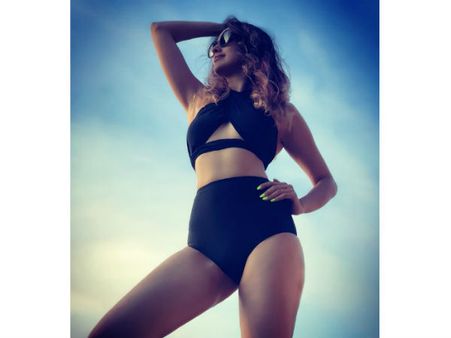 అసలే బికినీ.. పైగా కింది నుంచి ఫొటో తీసి.. వేడి పుట్టిస్తున్న స్టార్ హీరోయిన్