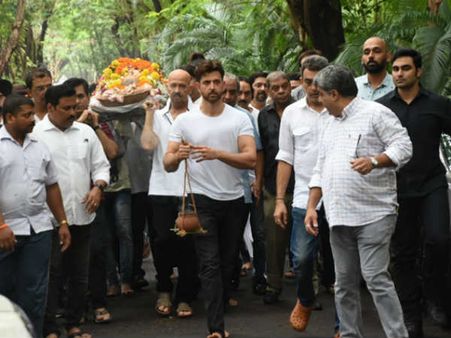 బాలీవుడ్ స్టార్ హీరో హృతిక్ రోషన్ కుటుంబంలో విషాదం!