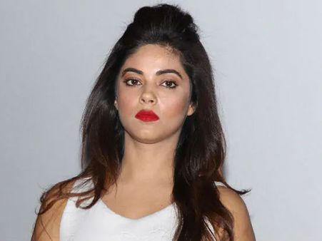 షాకింగ్ ఇన్సిడెంట్... స్టార్ హోటల్‌లో హీరోయిన్‌కు పురుగుల భోజనం పెట్టారు!