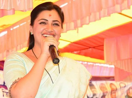 పార్లమెంట్‌లో తెలుగులో మాట్లాడిన నవనీత్ కౌర్.. ఇరు రాష్ట్రాల్లోని ప్రజల మనసు దోచిన ఎంపీ