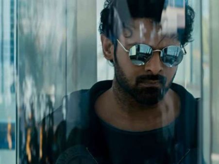 సాహో పబ్లిక్ టాక్.. థియేటర్ల వద్ద జనం ఏమంటున్నారో చూడండి