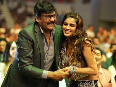 సైమాలో అదరగొట్టిన నిధి అగర్వాల్.. మెగాస్టార్‌ను ఆకట్టుకొన్న బ్యూటీ