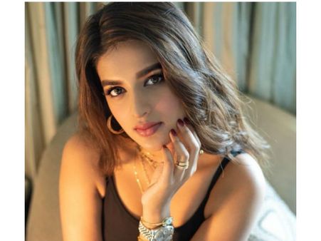 మరోసారి దిమాక్ ఖరాబ్ చేసిన నిధి అగర్వాల్.. కనిపించీ కనిపించని అందాలతో జబర్దస్ లుక్