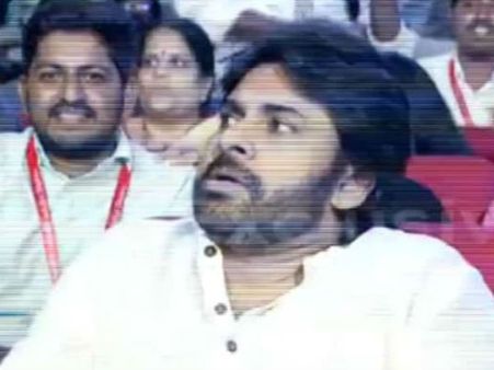 శిల్పకళావేదికకు చేరుకున్న పవన్ కల్యాణ్.. ఊగిపోయిన మెగా ఫ్యాన్స్