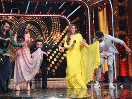 టీవీ షోలో సీనియర్ హీరోయిన్ చీర కొంగును పట్టుకున్న ప్రభాస్.. ఇలా ఎప్పుడూ చూసుండరు.!