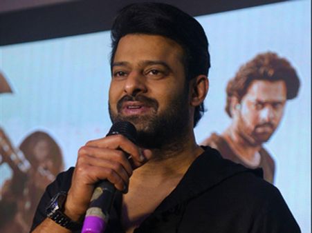 సంపూ 2 లక్షలు ఇచ్చారు.. బాధితులకు మీరేం ఇచ్చారు.. ప్రభాస్‌కు రిపోర్టర్ ఝలక్