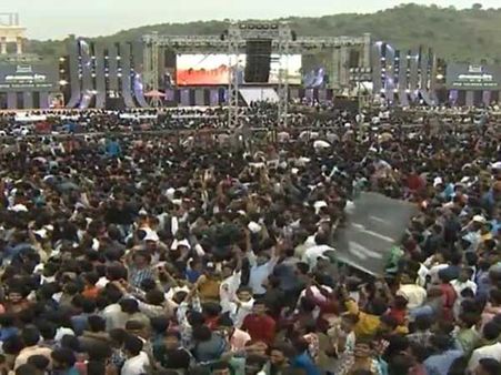 ‘సాహో’ ప్రీ రిలీజ్: ప్రభాస్ డై హార్డ్ ఫ్యాన్స్ రచ్చ.. రద్దు చేస్తామని నిర్వాహకుల వార్నింగ్!