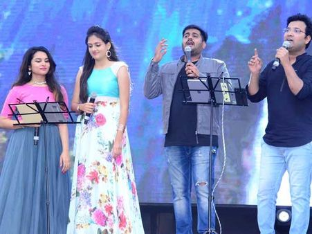 ప్రభాస్ పాటలతో హోరెత్తిన సాహో వేదిక.. మిరిమిట్లు గొలిపే ఏర్పాట్ల నడుమ ఫ్యాన్స్ సందడి