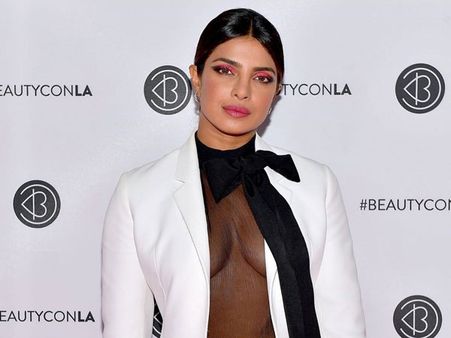 ప్రియాంక బ్రా లెస్ ట్రీట్.. ఎద అందాలతో కనువిందు.. ఇద్దరు హీరోలు కలిసి చేస్తే అడుగుతారా అంటూ..