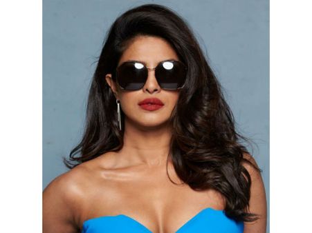 ప్రియాంక చోప్రాకు పాక్ సెగ.. ఆమెను తొలగించండి అంటూ..