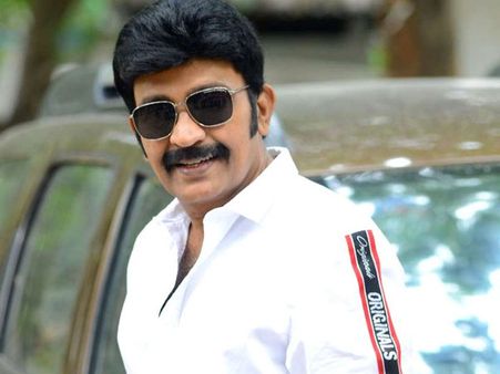 ఆయన్ను పోలీసులు ఏమీ చేయరా? ప్రశ్నించిన మహిళ... హీరో రాజశేఖర్ రిప్లై!