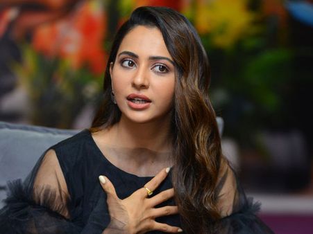 సిగరెట్ తాగితే బోల్డ్ హీరోయినా? వయసు మీరిన హీరోతో చేస్తే తప్పా? రకుల్