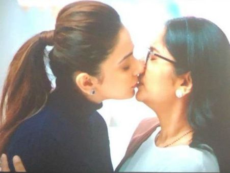 సోషల్ మీడియాను కుదిపేస్తున్న రకుల్ ప్రీత్ సింగ్, ఝాన్సీ ముద్దు సీన్!