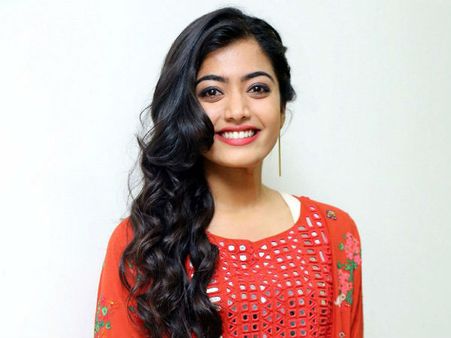 తెర వెనుక జరిగేవన్నీ బయటపెడతా.. హీరో, దర్శకుడికి రష్మిక మందన్న బెదిరింపులు