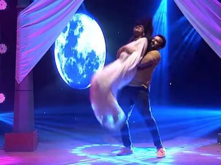 రష్మీ - సుధీర్‌ను మించి.. రొమాన్స్‌తో రెచ్చిపోయిన రవి, వర్షిణి.. కారణం ఆమెనా.?