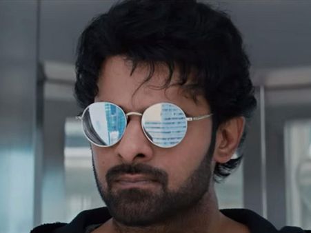 ఏం చిల్లరగాళ్లురా మీరు: ‘సాహో’ గురించి సోషల్ మీడియాలో అలా చేస్తే అంతే....