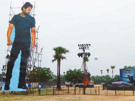 ప్రభాస్ 70 అడుగుల కటౌట్.. రికార్డు ప్రీరిలీజ్ బిజినెస్.. దేశవ్యాప్తంగా మోర్మోగుతున్న సాహో