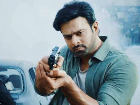 తరణ్ ఆదర్శ్ ‘సాహో’ రివ్యూపై భగ్గుమన్న ప్రభాస్ ఫ్యాన్స్