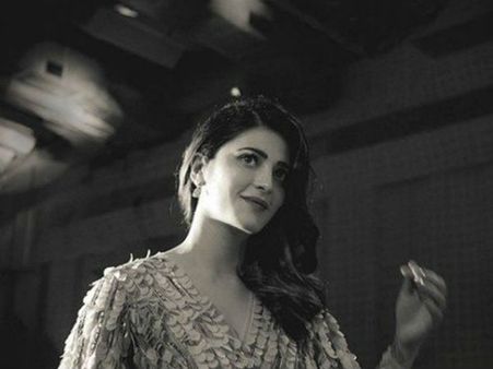 శృతీ హాసన్‌ను ఇలా ఎప్పుడూ చూసుండరు.. లక్షల్లో లైకులొచ్చేస్తున్నాయ్.!