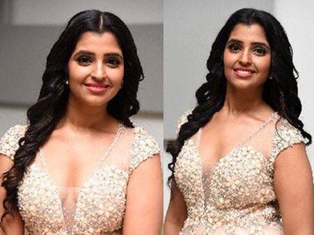 యాంకర్ శ్యామల క్లీవేజ్ షో.. స్టార్ హీరోయిన్లు కూడా దిగదుడుపే.. హాట్ టాపిక్‌గా సెక్సీ పిక్స్