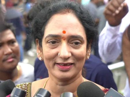 ప్రభాస్ ఎప్పుడూ ఇక్కడ ఉండడు: సీక్రెట్ రివీల్ చేసిన కృష్ణంరాజు భార్య శ్యామలా దేవి