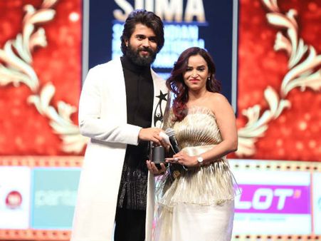 సైమాలో మెరిసిన విజయ్ దేవరకొండ.. రెండు అవార్డులతో కేక