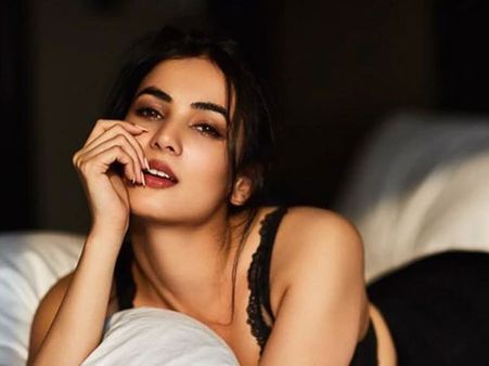 బాలయ్య సినిమా కోసం బోల్డ్ బ్యూటీకి భారీ రెమ్యూనరేషన్.. ఆ సన్నివేశాలు ఉండడం వల్లేనట