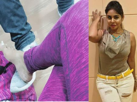 అనుమానాలు రేకెత్తిస్తున్న శ్రీరెడ్డి..వేరే వ్యక్తి కాలిపై కాలేసి..పూలతో రాస్తూ..నీ లవరా అని అడిగితే